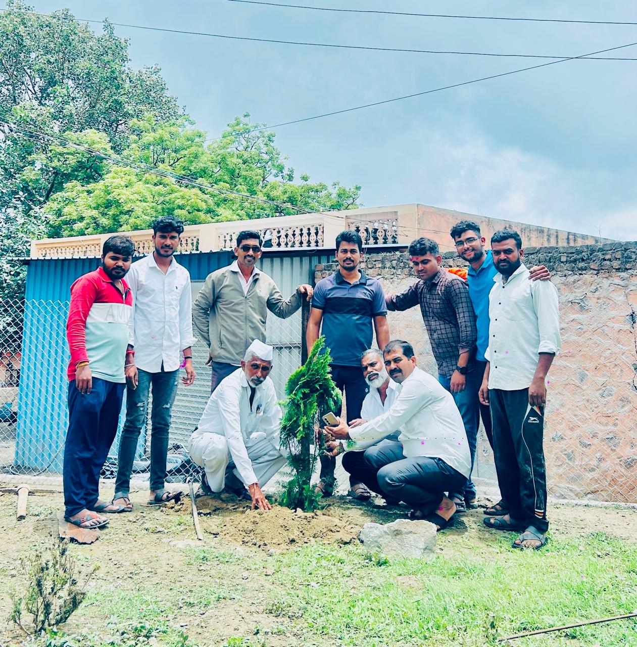 विद्यार्थी व ग्रामस्थ समूह छायाचित्र
